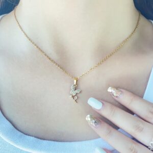 Halskette mit Schmetterlingsblumen-Anhänger