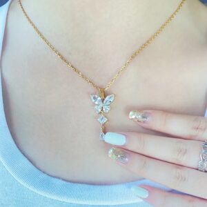 Halskette mit Schmetterlings-Tropfen Anhänger